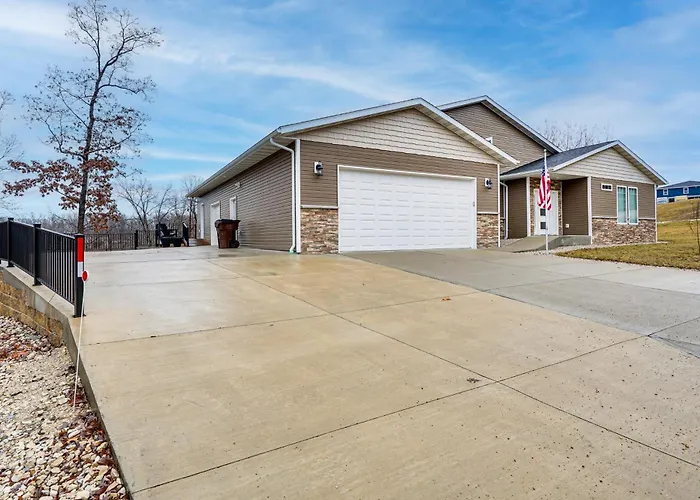 Lake Ozark Apartment W/ Balcony < 1 Mi To Water!