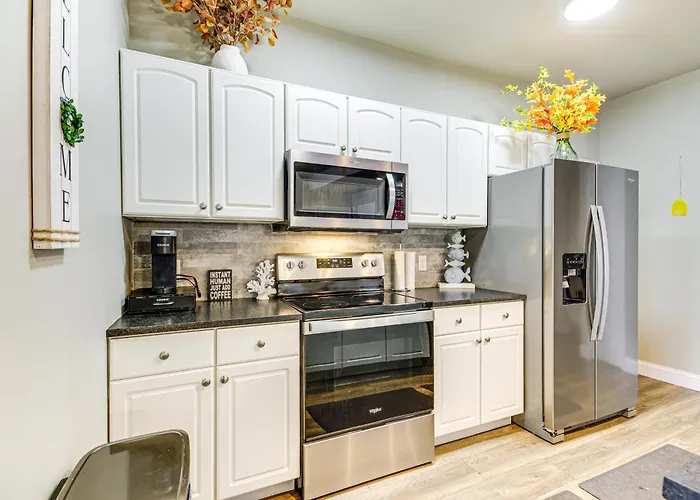 Pool Access + Private Deck: Lake Ozark Retreat