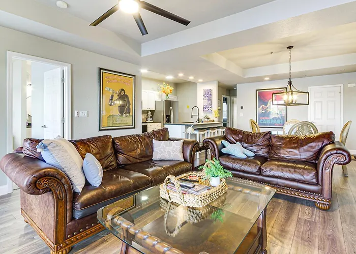 Pool Access + Private Deck: Lake Ozark Retreat